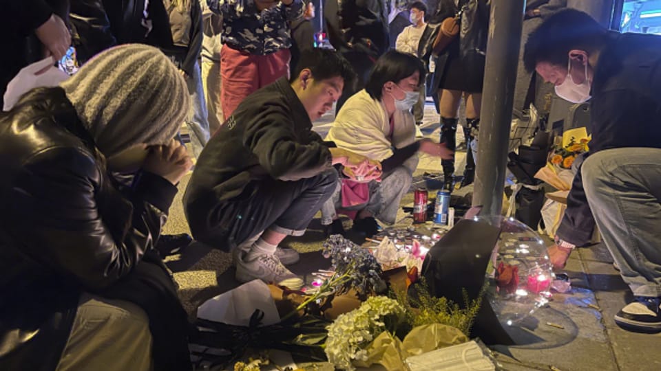 In Schanghai kam es zu Protesten gegen die strengen Corona-Regeln. Hier trauern Demonstrierende um Opfer der Null-Covid-Politik.