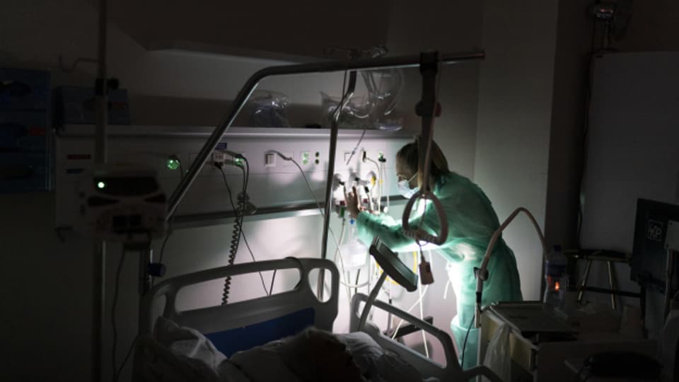 Die Arbeitsbelastung in Pflegeberufen ist hoch: Eine Pflegefachfrau kontrolliert in der Nacht medizinische Geräte im Universitätsspital Lausanne.