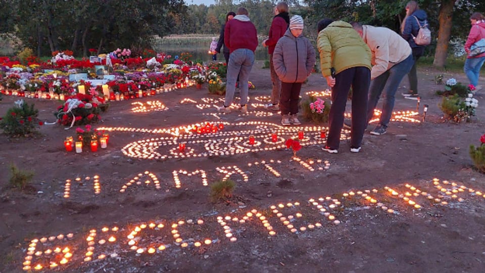 «Ewiges Gedenken» steht am Standort des entfernten sowjetischen Panzers bei Narva geschrieben. Menschen bringen Blumen und Kerzen.