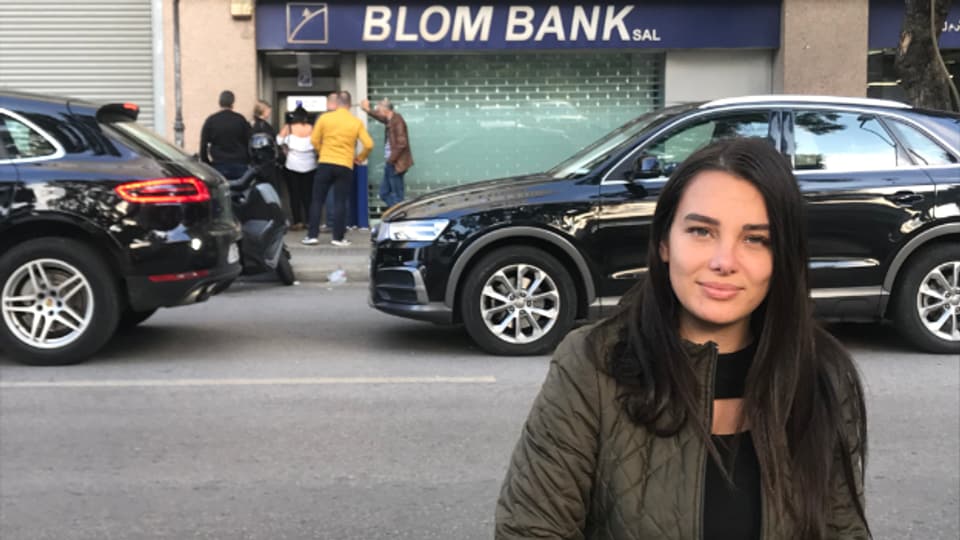 Sally Hafez, 28, überfiel eines Tages ihre Quartierbank in Beirut, um Geld von ihrem eigenen Sparkonto zu holen. Mit diesem wollte sie eine Spitalrechnung für ihre krebskranke Schwester bezahlen. Ihrem Beispiel folgten im Herbst 2022 viele Libanesinnen und Libanesen.