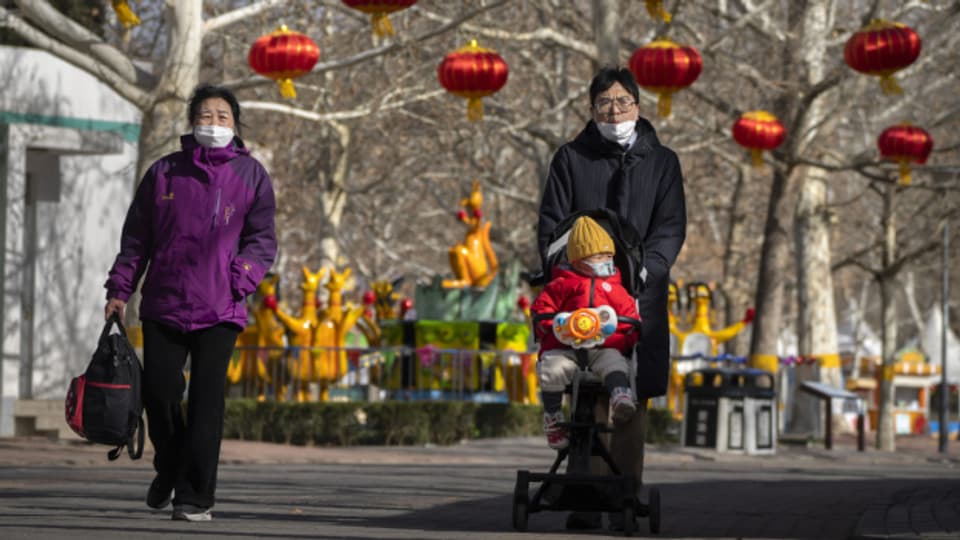 Erster Bevölkerungsrückgang seit über 20 Jahren: Passanten in Peking.