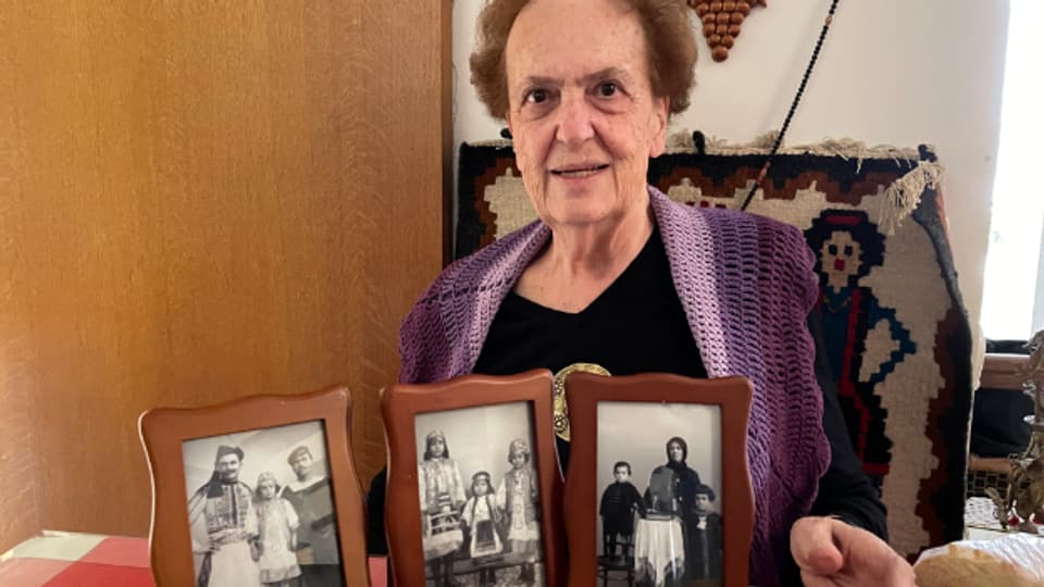 Die 83-jährige Themis Papadopoulou zeigt Fotos ihrer Vorfahren, aufgenommen in Bodrum, an der heutigen türkischen Ägäisküste.