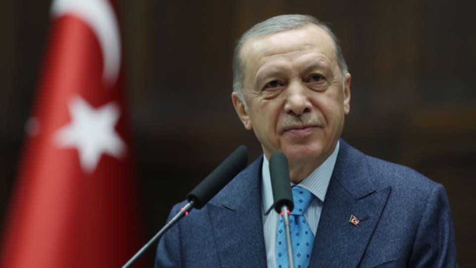 Der türkische Präsident Recep Tayip Erdogan verschiebt die Präsidentschafts- und Parlamentswahlen um einen Monat nach vorn.