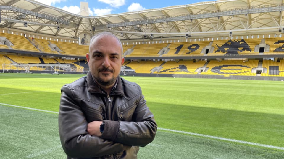 Tasos Tsatalis, Pressesprecher des FC AEK im neuen Stadion seines Vereins.
