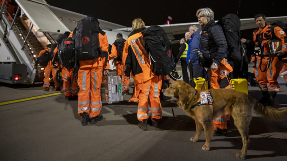 Hilfe für das Katastrophengebiet: Rettungs-Fachleute auf dem Weg in die Türkei.