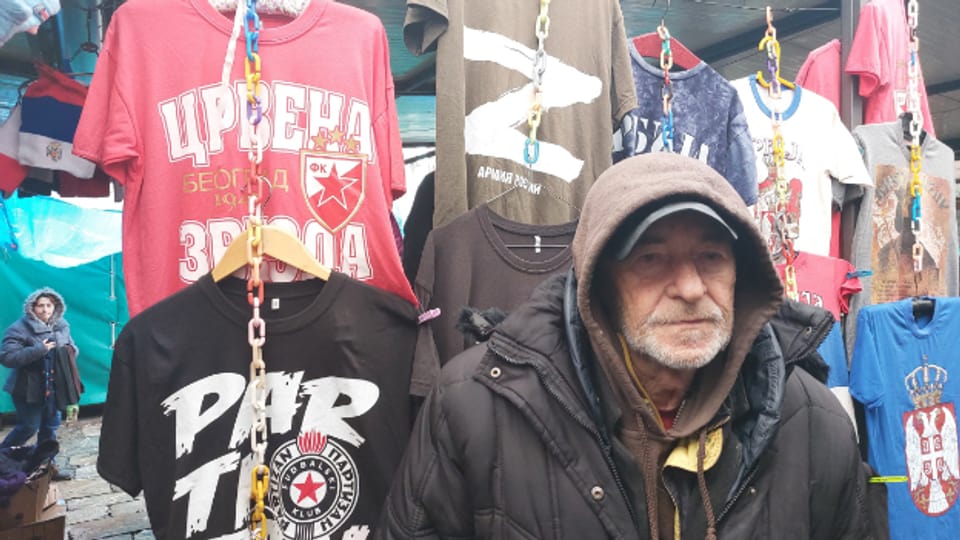 Auf einem Markt in Belgrad werden T-Shirts mit dem ominösen Z verkauft, dem Symbol des russischen Kriegs gegen die Ukraine.