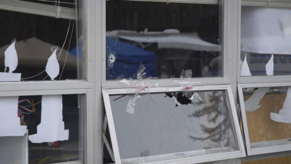 Einschusslöcher in den Fenstern der Sandy Hook Elementary School in Newtown, Connecticut. Hier geschah vor zehn Jahren eines der schlimmsten Attentate der us-amerikanischen Geschichte, bei dem zwanzig Kinder und sechs Erwachsene ums Leben kamen.