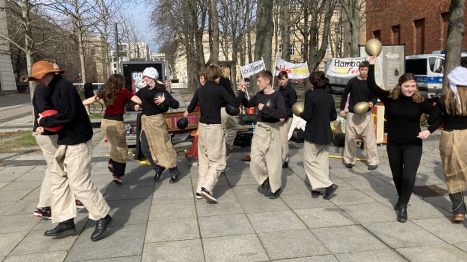 Bei einer Probe fürs Strassentheater zur Märzrevolution.