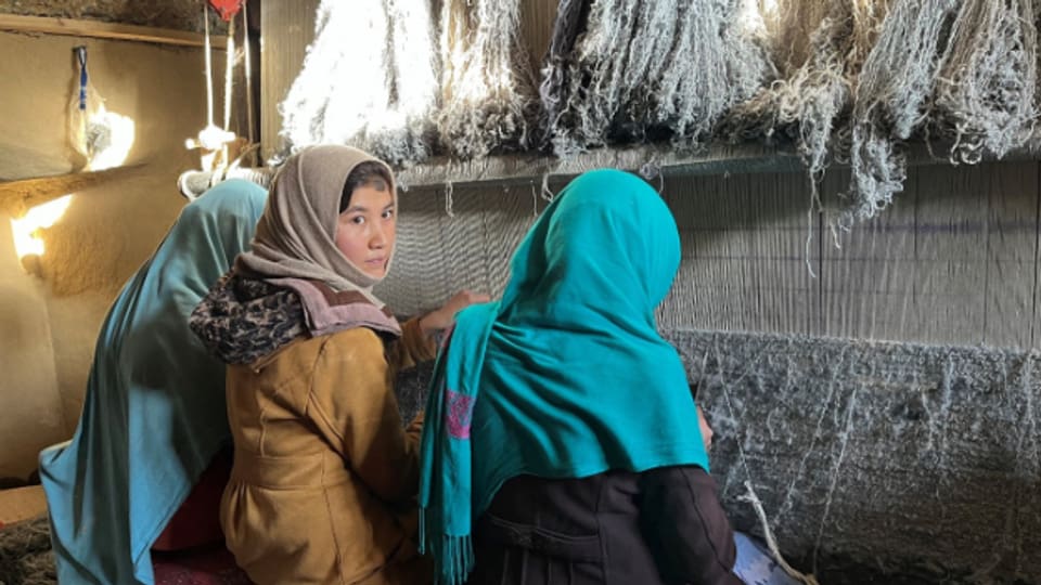 Knüpfen statt Lernen: Wie Millionen anderer Afghaninnen darf Safia nicht mehr in die Schule gehen. Zusammen mit ihren Schwestern knüpft sie jetzt zuhause Teppiche, um die Familie zu ernähren. Aber sie träumt noch immer davon, Ökonomin zu werden.