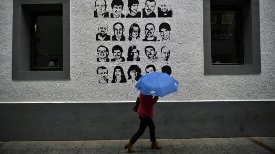 In der baskischen Kleinstadt Hernani prangen Porträts von ETA-Gefangenen an einer Hauswand.