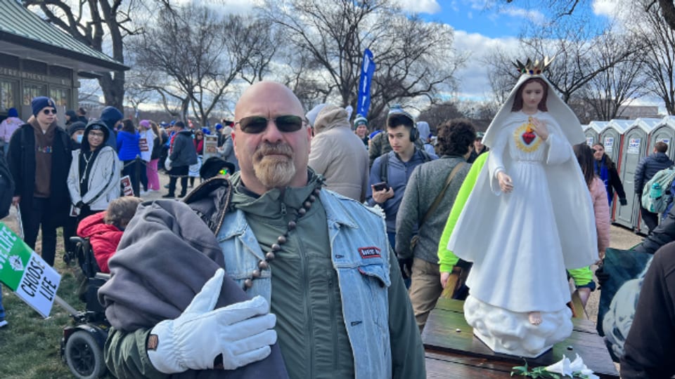 Sie feiern das Urteil des Supreme Court mit der Statue der Heiligen Maria. Abtreibungsgegner am «March for Life» in der Hauptstadt Washington.