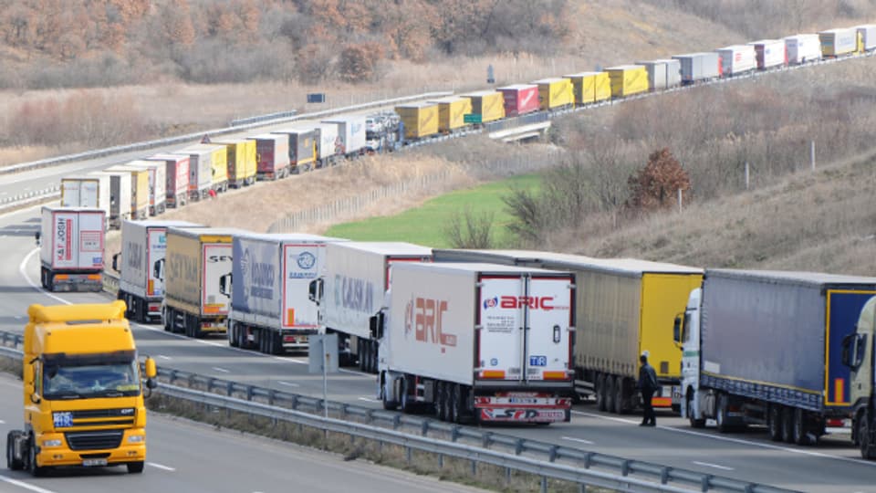 Hunderte von Lastwagen warten an der bulgarisch-türkischen Grenze bei Kapitan Andreewo auf Abfertigung.