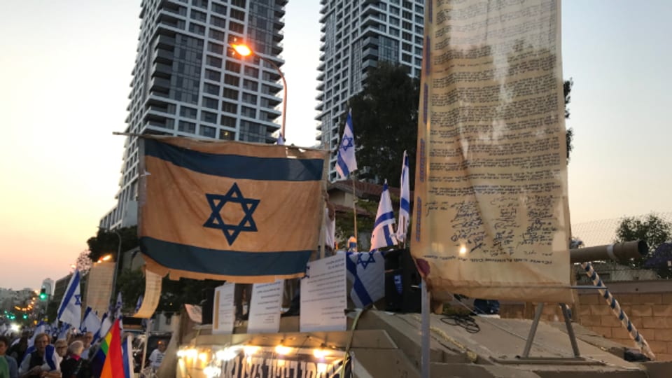 Jeden Samstag demonstrieren in Tel Aviv Zehntausende gegen die geplante Justizreform der israelischen Regierung, wie hier am 6. Mai 2023. Gestritten wird aber nicht nur über die Justiz, sondern über die Identität des 75 Jahre alten jüdischen Staates.