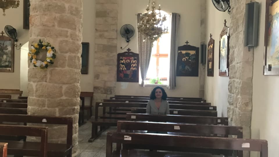Die palästinensisch-israelische Schriftstellerin Fida Jiryis in der Kirche von Fassuta im Norden Israels, dem Heimatdorf ihrer Eltern.