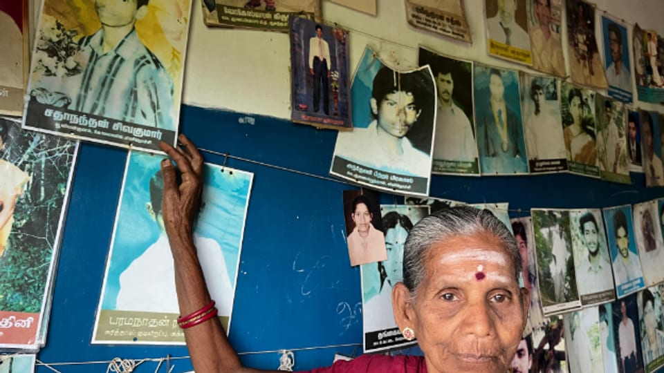 Eine tamilische Mutter macht auf ihren vermissten Sohn aufmerksam.