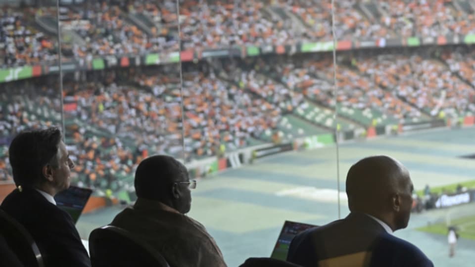 Politiker und Funktionäre verfolgen ein Spiel des Afrikacups in der Elfenbeinküste.