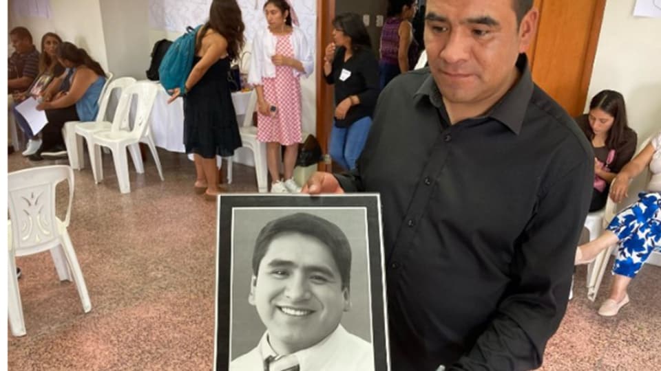 Raúl Semillan zeigt ein Bild seines jüngeren Bruders Marco Antonio. Der junge Arzt wurde am 9. Januar 2023 von der Polizei in Juliaca erschossen, als er Demonstrierende verarztete.