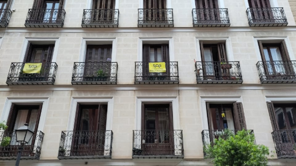 Alarm mittels Plakaten: In Spaniens Städten wird es immer schwieriger, bezahlbare Wohnungen zu finden.