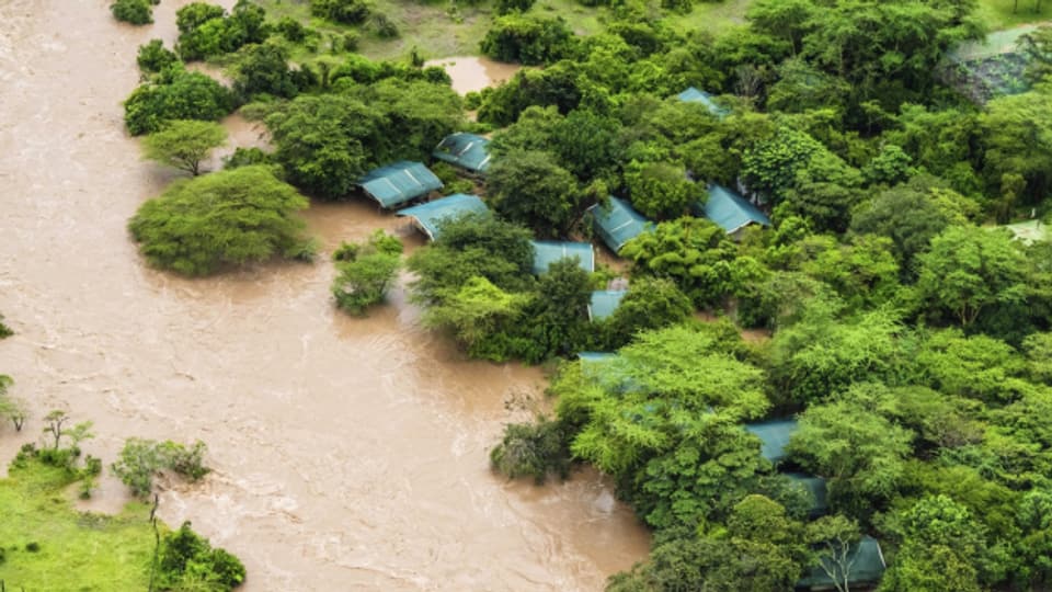 Die Zahl der Hochwasser-Toten in Kenia steigt.