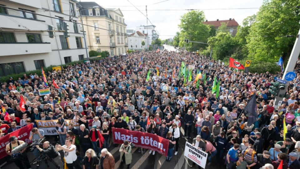 Hintergrund war ein Angriff auf einen Europa-Parlamentarier der SPD am Freitag in Dresden.