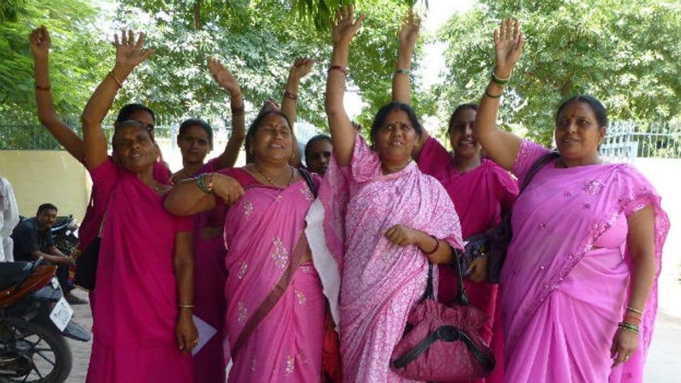 Die Gulabi-Gang - inzwischen eine schlagkräftige Truppe von Frauen.