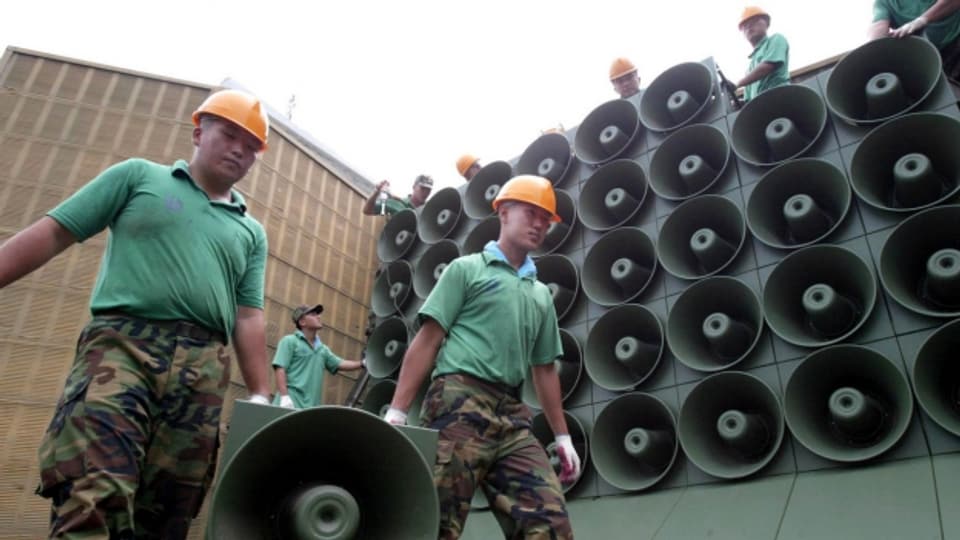 Südkoreanische Soldaten bauen an der innerkoreanischen Grneze Lautsprecher ab (Archivbild 2005)