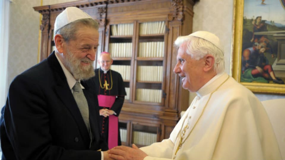 Papst Benedikt XVI bei einem Treffen mit Rabbi Shear-Yasuv Cohen 2009.