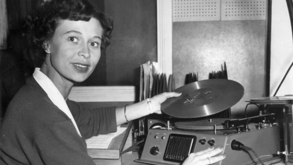 Archivaufnahme: Eine Mitarbeiterin des Sonder-Kundendienstes der Deutschen Bundespost in München spricht 1957 Wahlergebnisse auf Schallplatten.
