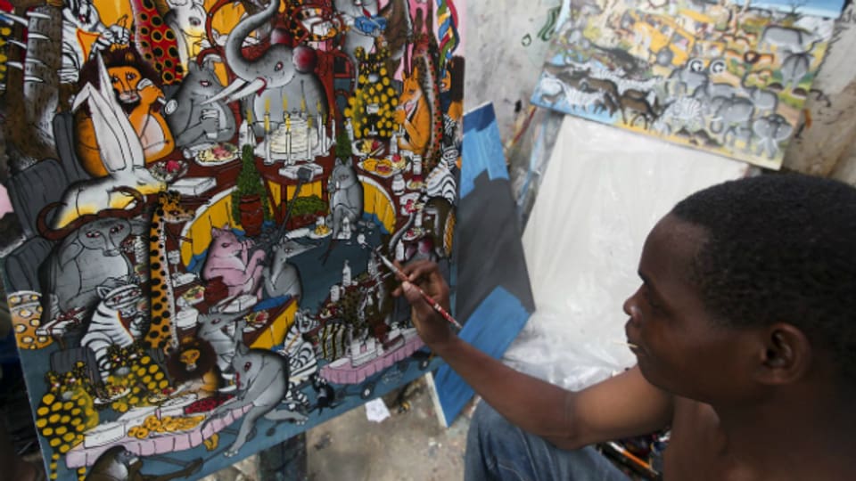 Jonasy Antony Likuba aus Tansania beim Malen eines Bildes im «Tingatinga»-Stil.