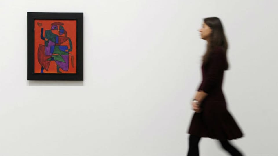 Paul Klee in London mit Besucherin.