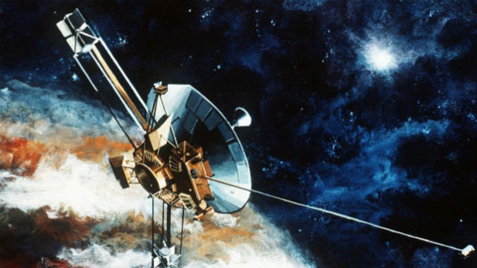 Die Sonde Pioneer 10 vor dem Planeten Pluto, wie ein Künstler sie sich vorgestellt hat.
