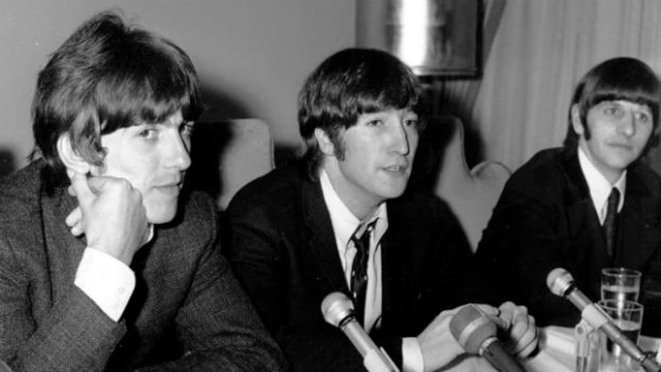 John Lennon (Mitte) entschuldigt sich. Er sei falsch verstanden worden.