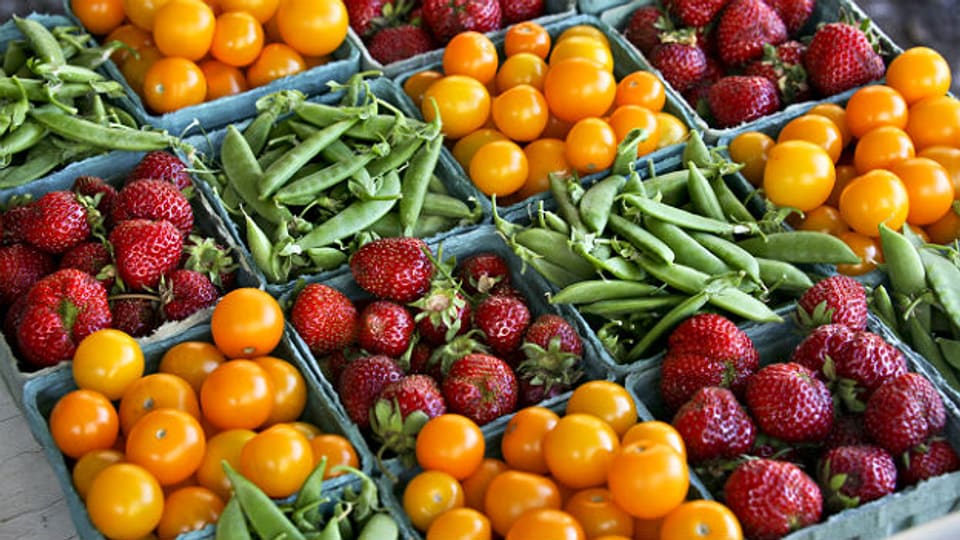 Früchte und Gemüse in verschiedenen Formen und Farben.