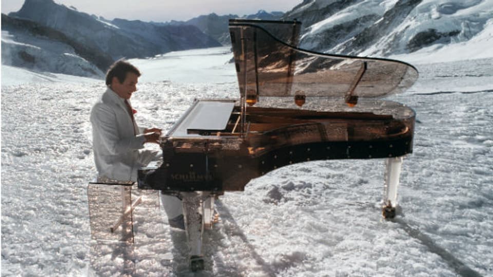 Udo Jürgens spielt für eine TV-Produktion auf dem Jungfraujoch (1983).