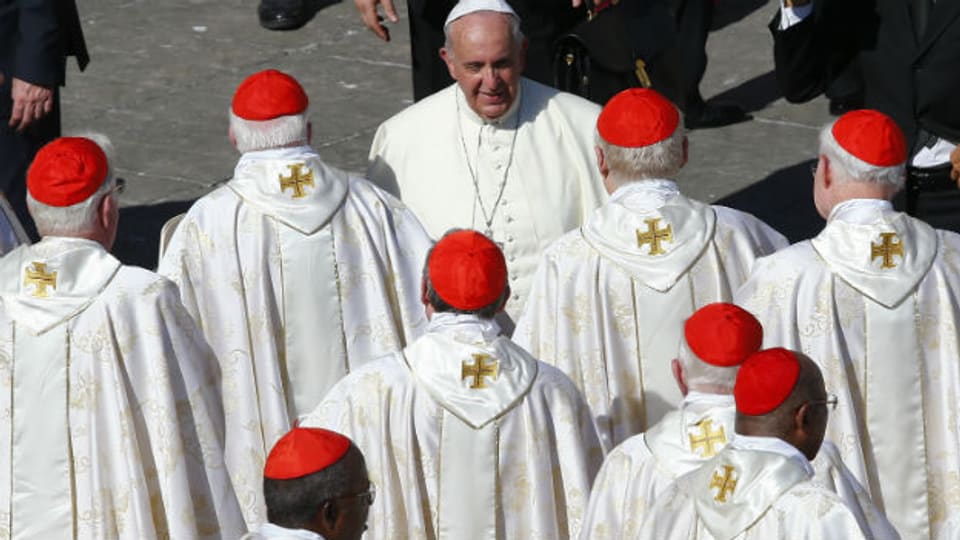 Papst Franziskus begrüsst mehrere Kardinäle vor der Seligsprechung von Papst Paul VI.
