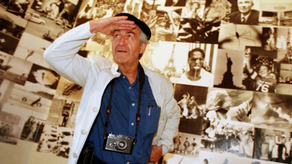 Der Schweizer Fotograf René Burri in einer seiner Ausstellungen (1998).