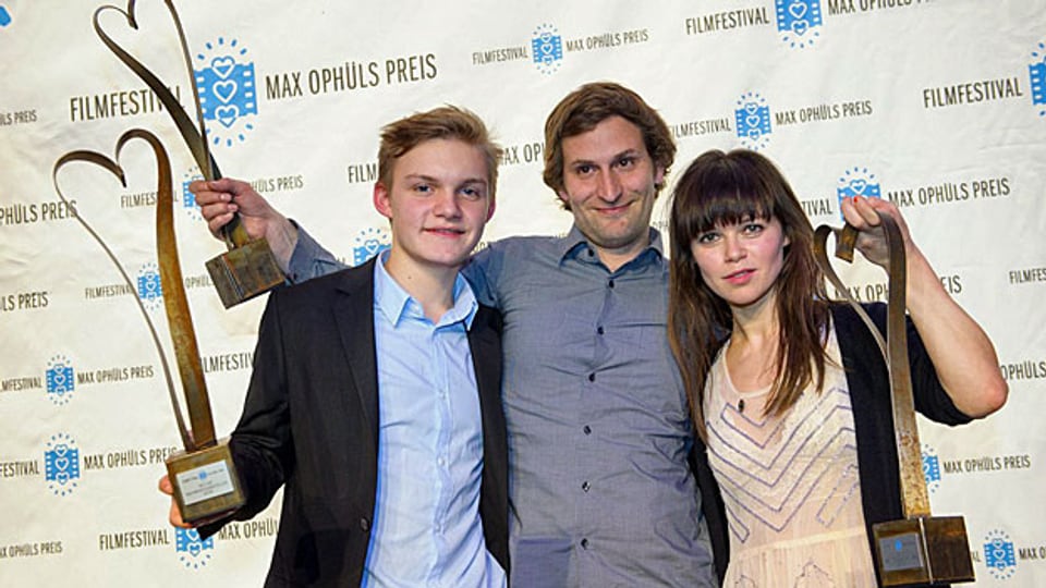 Schauspieler Benjamin Lutzke, Regisseur Simon Jaquemet und Schauspielerin Lore Richter bei der Verleihung des Max Ophüls-Preises, am 24. Januar in Saarbrücken.