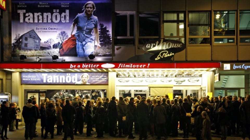 Menschen vor dem Kino in dem ein Film der Schweizer Regisseurin Bettina Oberli läuft.