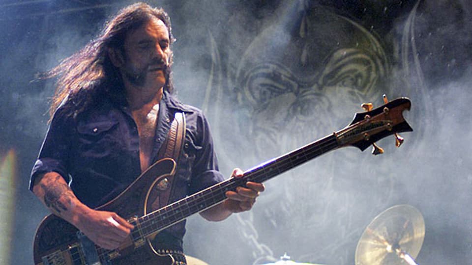 Der schnelle Abgang des schweren Jungen: Der Frontmann der Heavy-Metal-Band Lemmy Kilmister ist tot. Bild: Auftritt am Gurtenfestival 2001.