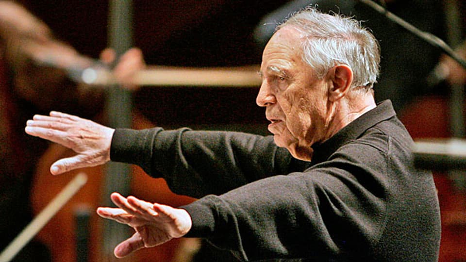 Als junger Mann wollte er die Opernhäuser sprengen - stattdessen hat er die Bühnen der Welt erobert: Pierre Boulez war einer der bedeutendsten Vertreter der musikalischen Avantgarde. Bild: Pierre Boulez dirigiert am 17. Oktober 2008 in Donaueschingen das SWR-Sinfonieorchester.