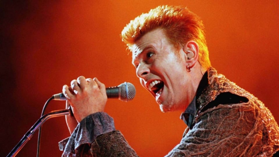 David Bowie während eines Auftritts im Panathinaikos-Stadion in Athen 1996.
