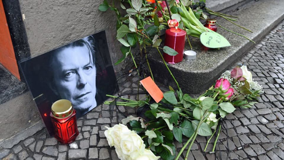 Am ehemaligen Wohnsitz von David Bowie in Berlin werden Blumen und Kerzen niedergelegt.