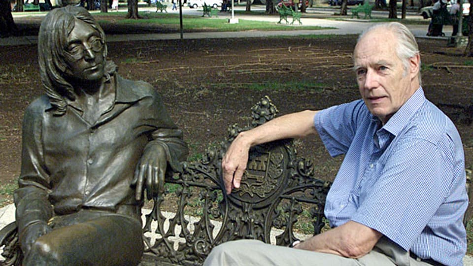 George Martin ist als Produzent registriert bei 4836 Titeln, die Gesamtzahl dürfte deutlich über 5000 betragen. Insgesamt war er als Produzent für 30 Nummer-eins-Hits verantwortlich. Im Jahre 1967 erhielt er den ersten von insgesamt drei Grammy-Awards. Bild: George Martin sitzt im Jahr 2002 auf einer Parkbank in Havanna auf Kuba neben einer Skulptur von John Lennon.