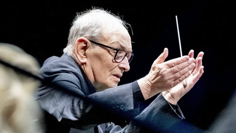 mDer Komponist Ennio Morricone dirigiert bei seiner «The Farewell Tour» das Tschechische Nationale Symphonieorchester und einen Chor aus 75 Sängerinnen und Sängern. Archivbild vom Januar 2019.