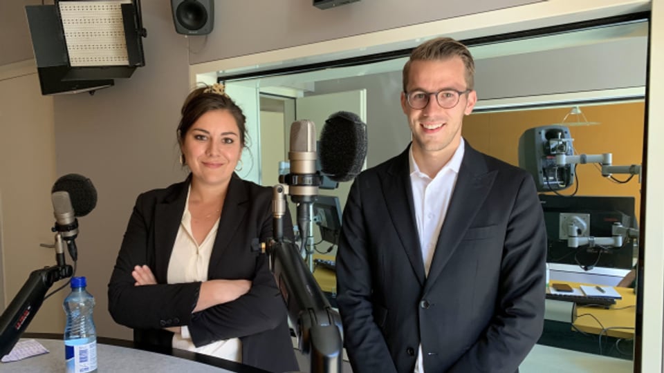Samira Marti (SP) und Andri Silberschmidt (FDP) diskutieren im Politikum