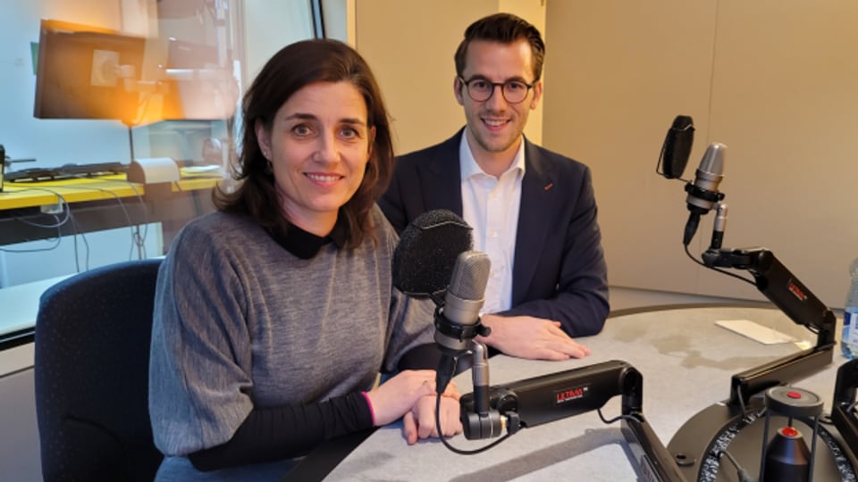 SP-Nationalrätin Flavia Wasserfallen und FDP-Nationalrat Andri Silberschmidt im Radio Studio von SRF.