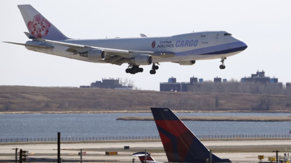 Eine chinesische Cargo-Maschine landet am John F. Kennedy International Airport.