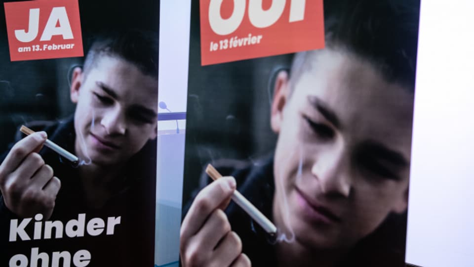 Ein Plakat vom Initiativkomitee Kinder ohne Tabak. Am 13. Februar stimmt die Schweiz über die Tabakwerbeverbots-Initiative ab.
