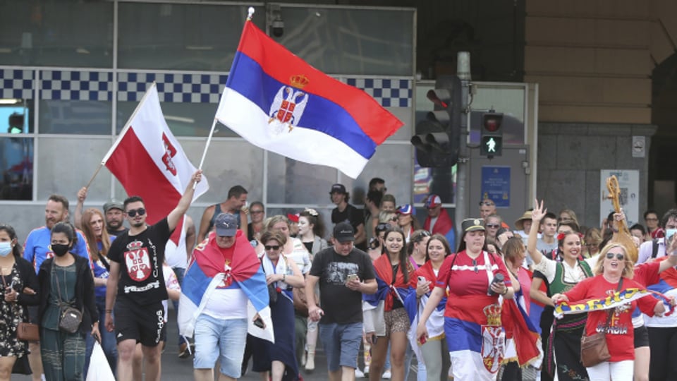 Fans des serbischen Tennisstars Djokovic feiern den Gerichtsentscheid in Melbourne.