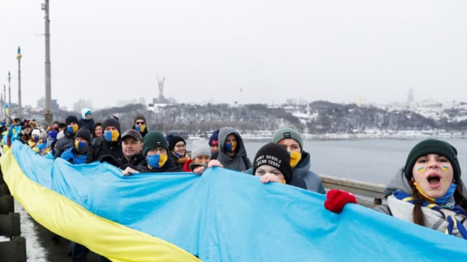 Am 22. Januar begingen die Menschen in Kiew den Tag der ukrainischen Einheit mit einer Menschenkette – diesmal unter besonderen Vorzeichen: Denn Russland droht mit einem Einmarsch im Nachbarland.
